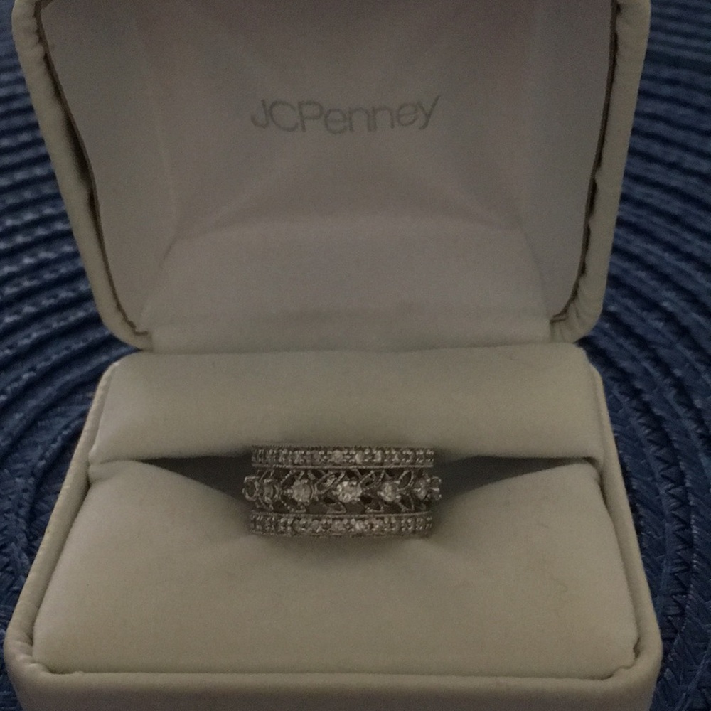 Beautiful sparkly ring